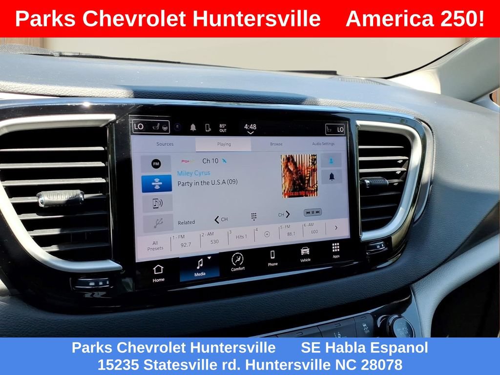 Used 2023 Chrysler Pacifica Touring-L FWD image 4