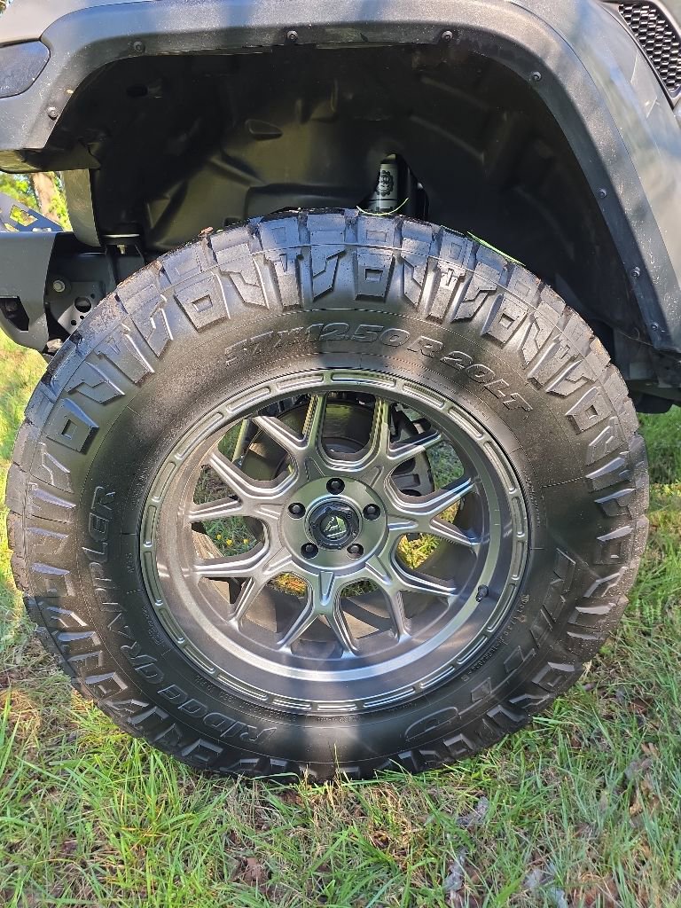 Used 2020 Jeep Wrangler Unlimited Sahara AWD/4WD image 4