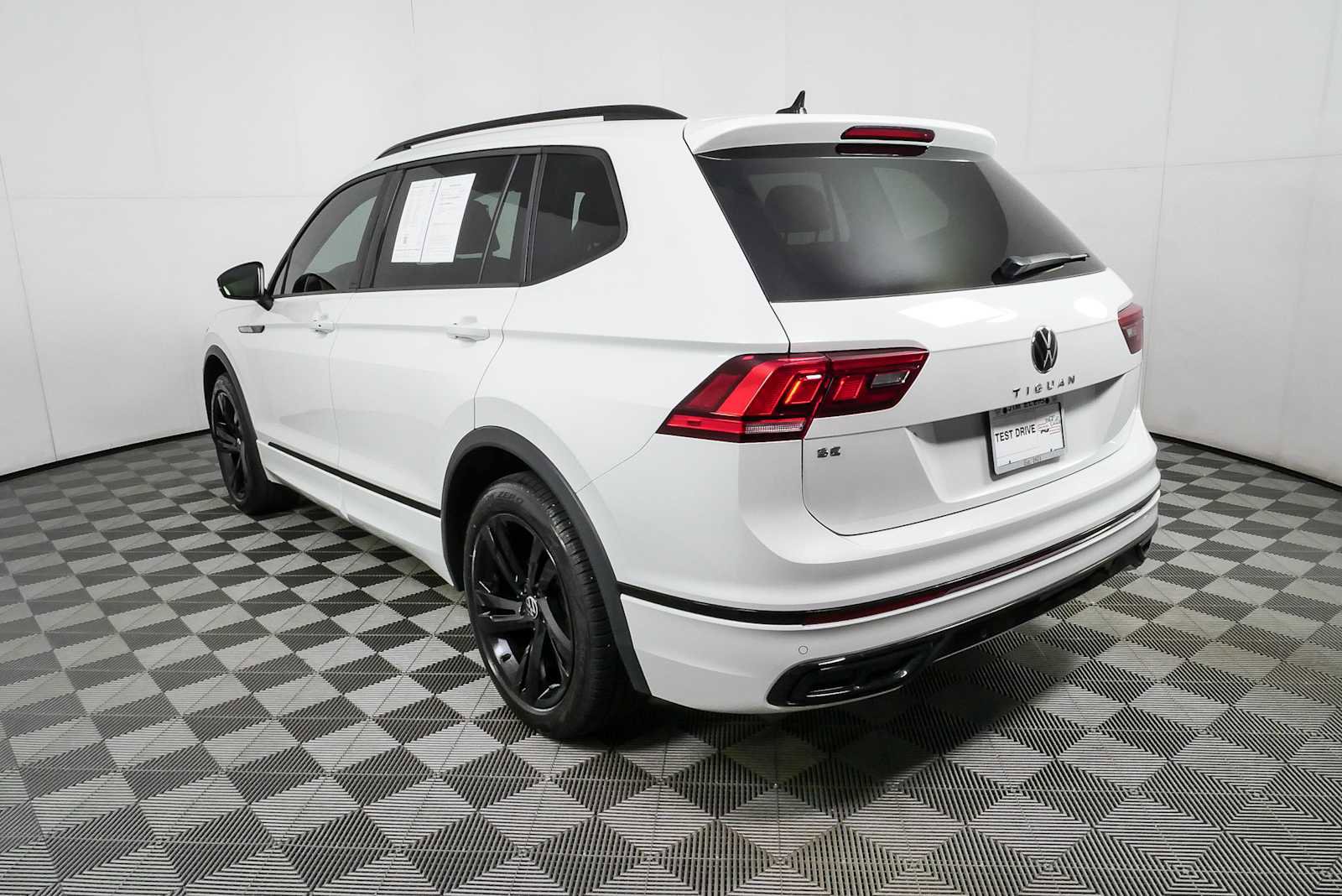 Certified 2023 Volkswagen Tiguan SE R-Line FWD image 30