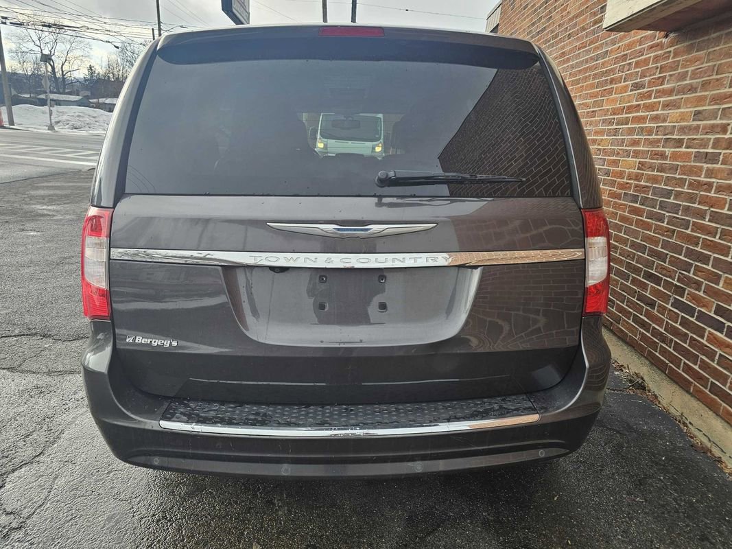 Used 2015 Chrysler Town & Country Touring-L w/ Driver Convenience Group image 6