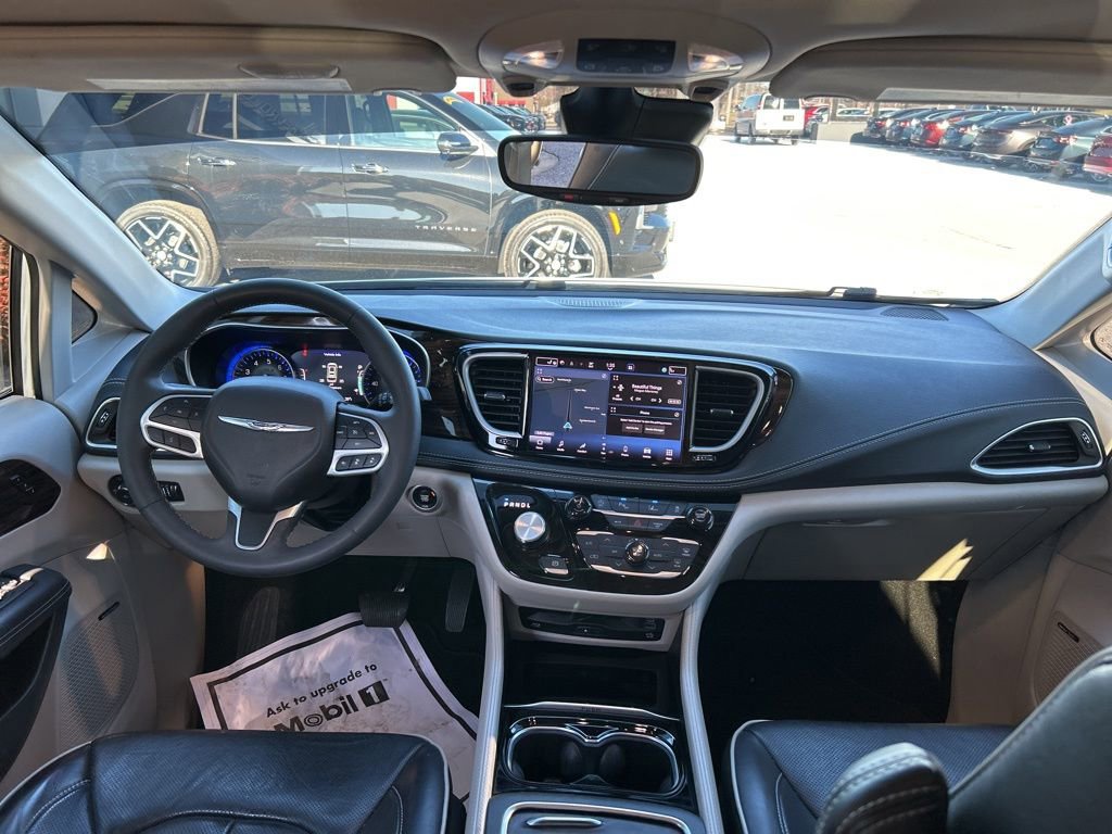 Used 2023 Chrysler Pacifica Limited w/ Uconnect Theater Family Group image 2