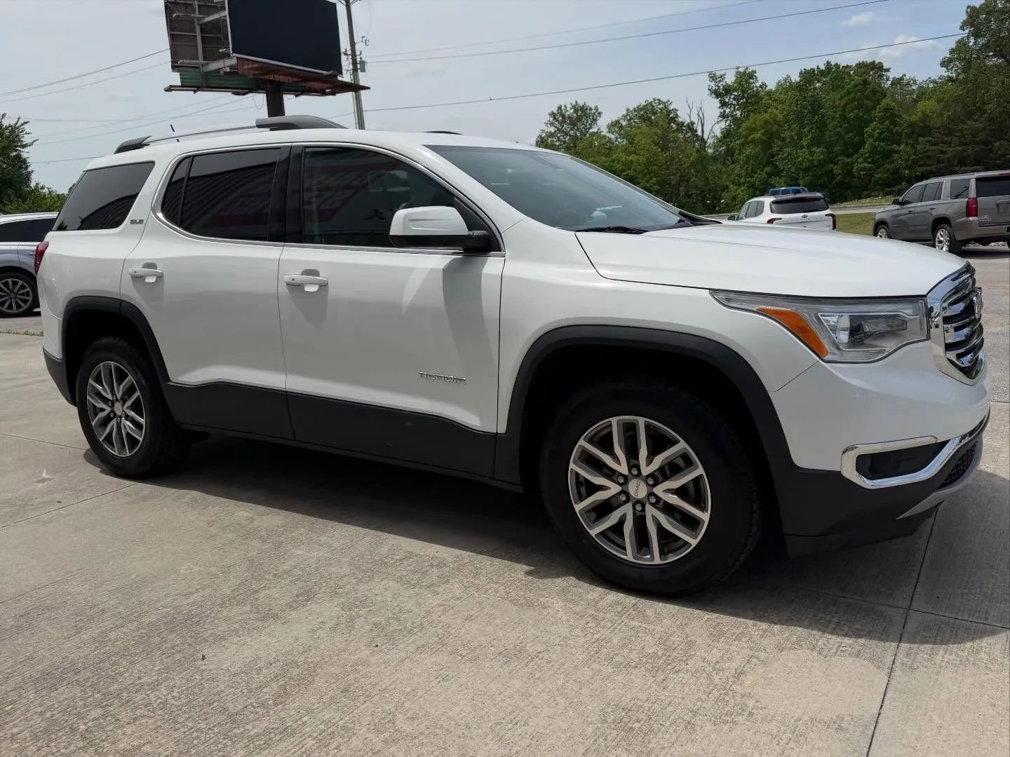 Used 2017 GMC Acadia SLE w/ Driver Alert Package I AWD/4WD image 3