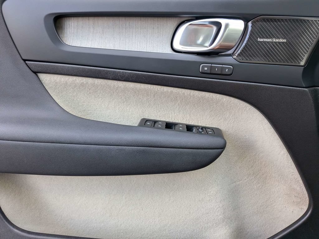 Certified 2023 Volvo XC40 B5 Ultimate w/ Climate Package AWD/4WD image 31