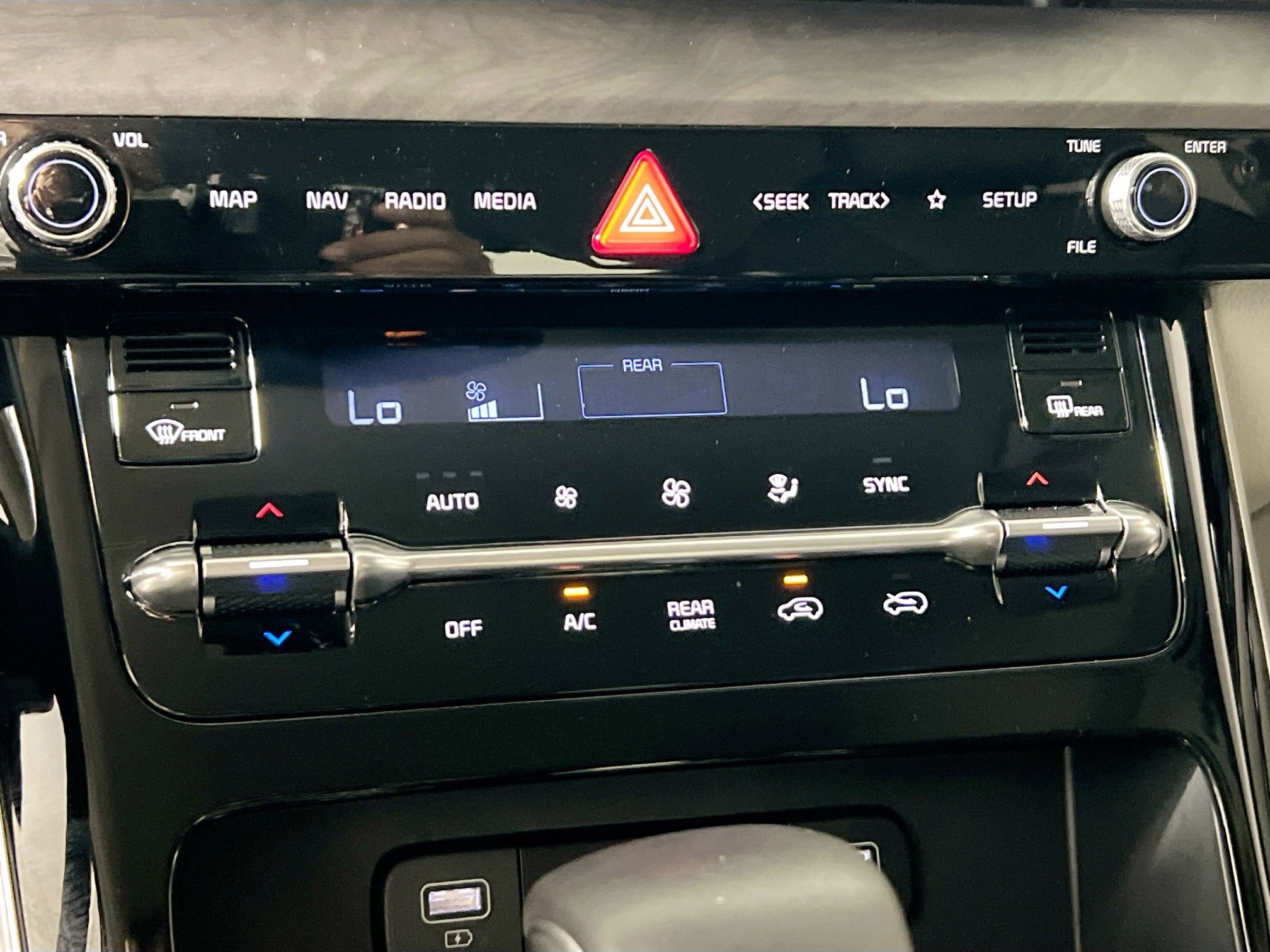 Used 2024 Kia Carnival EX image 27