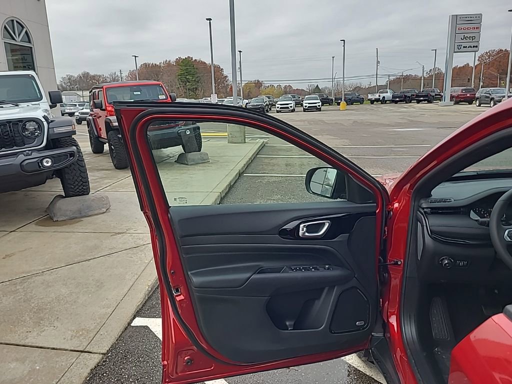 New 2026 Jeep Compass Latitude w/ Sun and Sound Group image 15