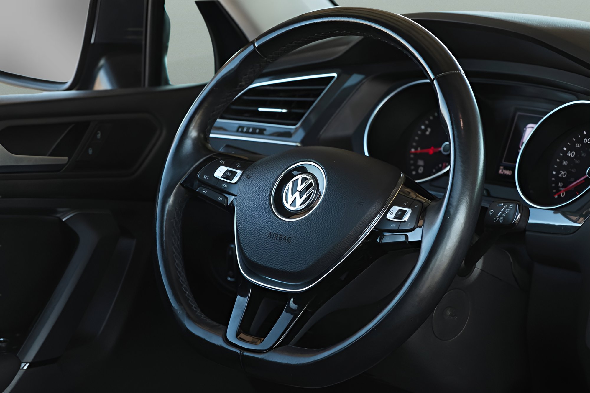 Used 2019 Volkswagen Tiguan SE w/ Panoramic Sunroof Package FWD image 15