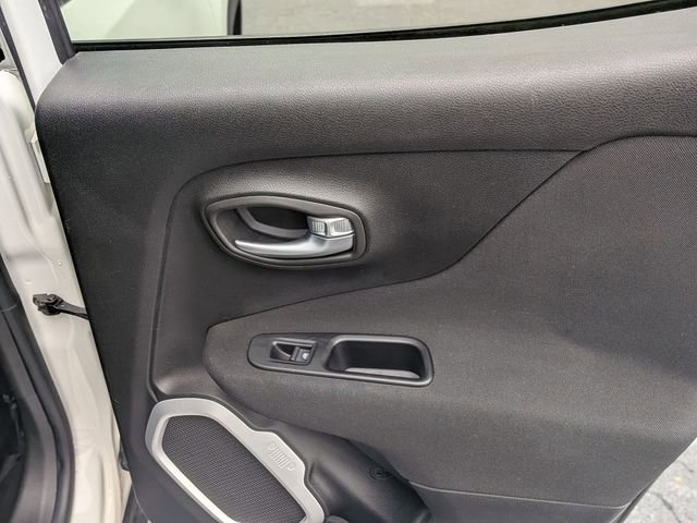 Used 2019 Jeep Renegade Latitude FWD image 31