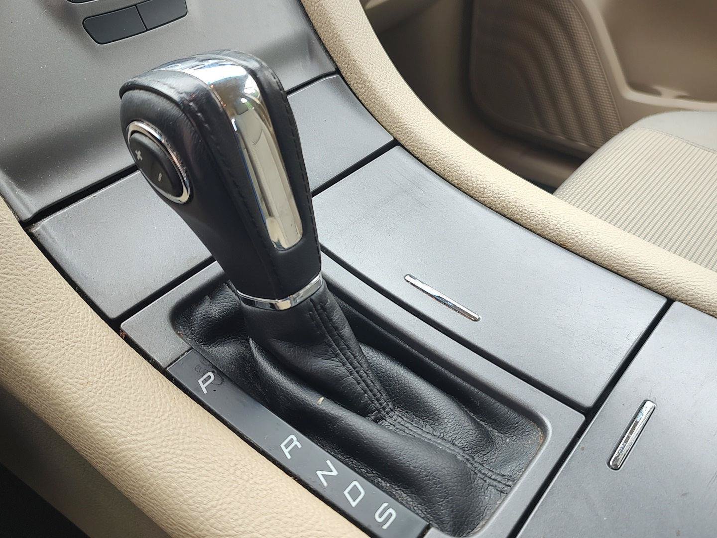 Used 2016 Ford Taurus SEL FWD image 10