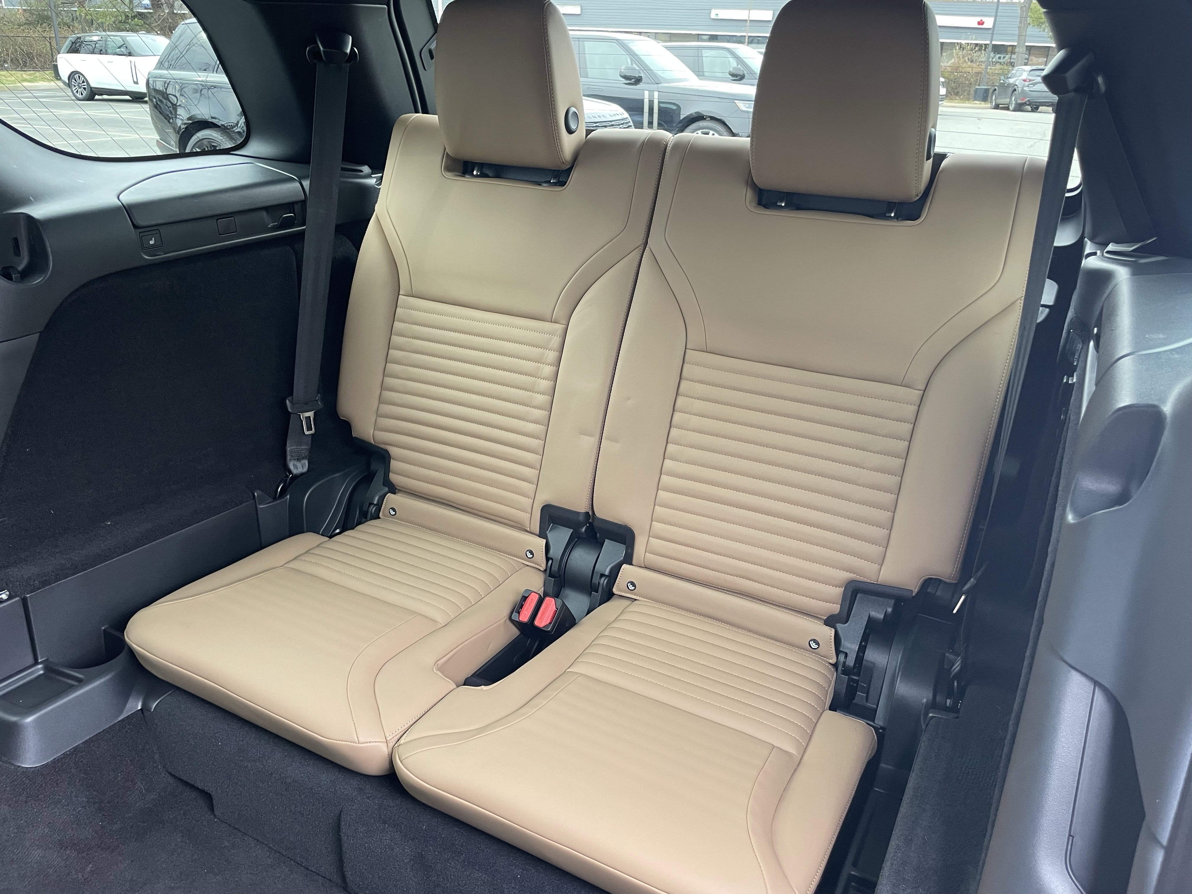 Certified 2024 Land Rover Discovery Dynamic SE image 33