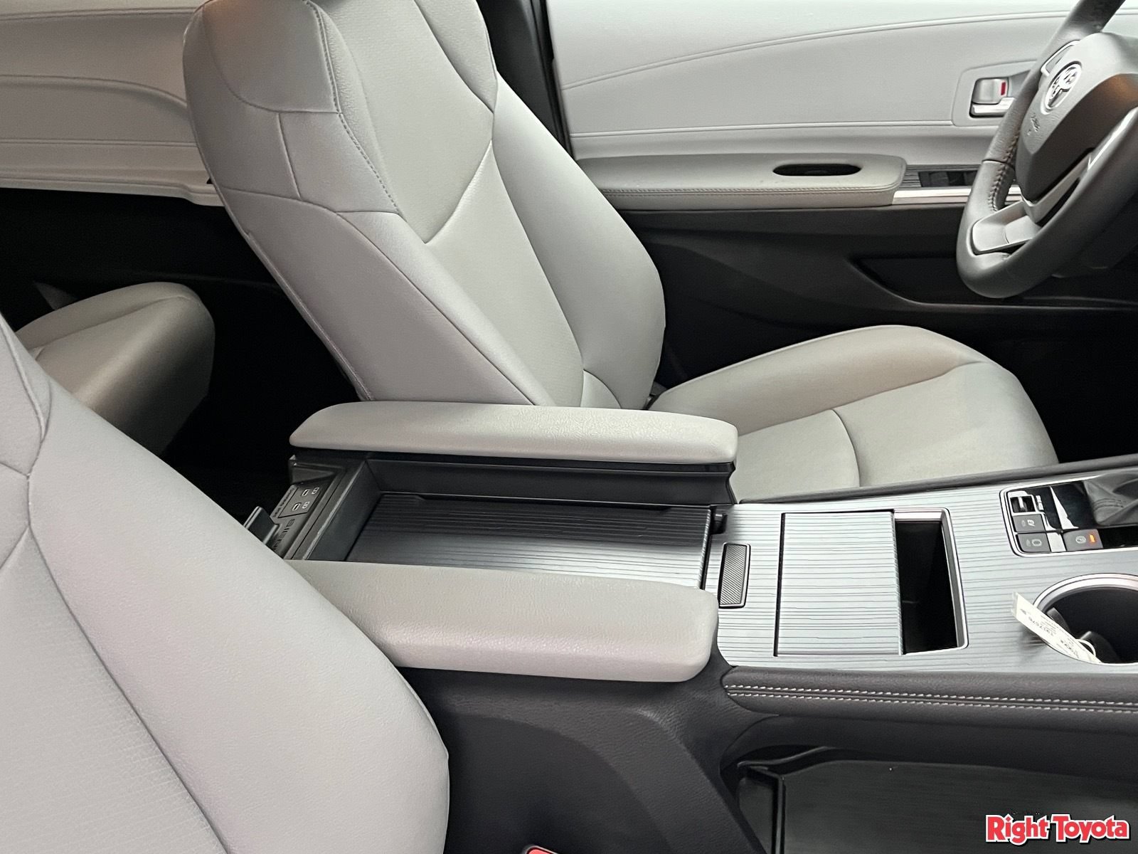 Certified 2026 Toyota Sienna XLE FWD image 14