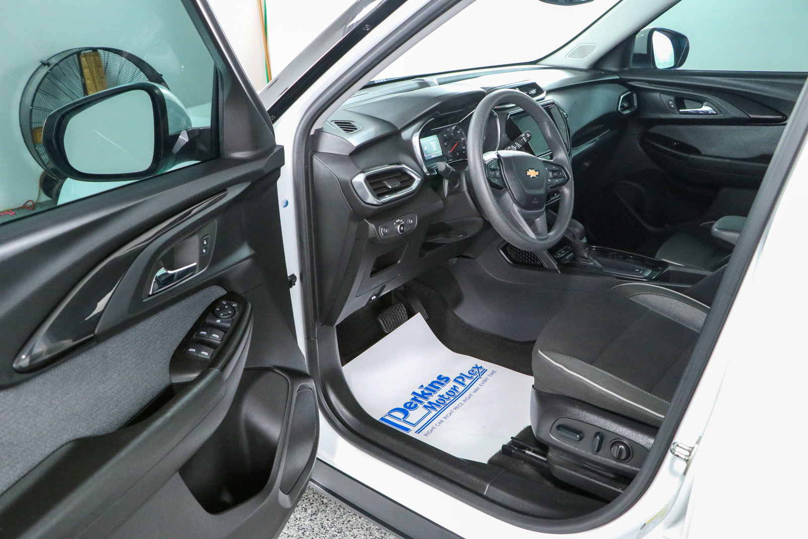 Used 2023 Chevrolet TrailBlazer LT w/ Convenience Package FWD image 3