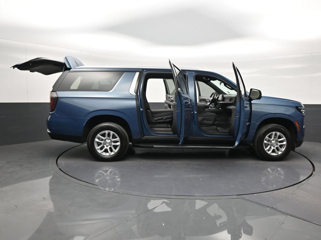 Used 2025 Chevrolet Suburban LS RWD image 31
