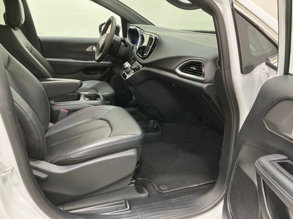 Used 2025 Chrysler Pacifica Select image 30