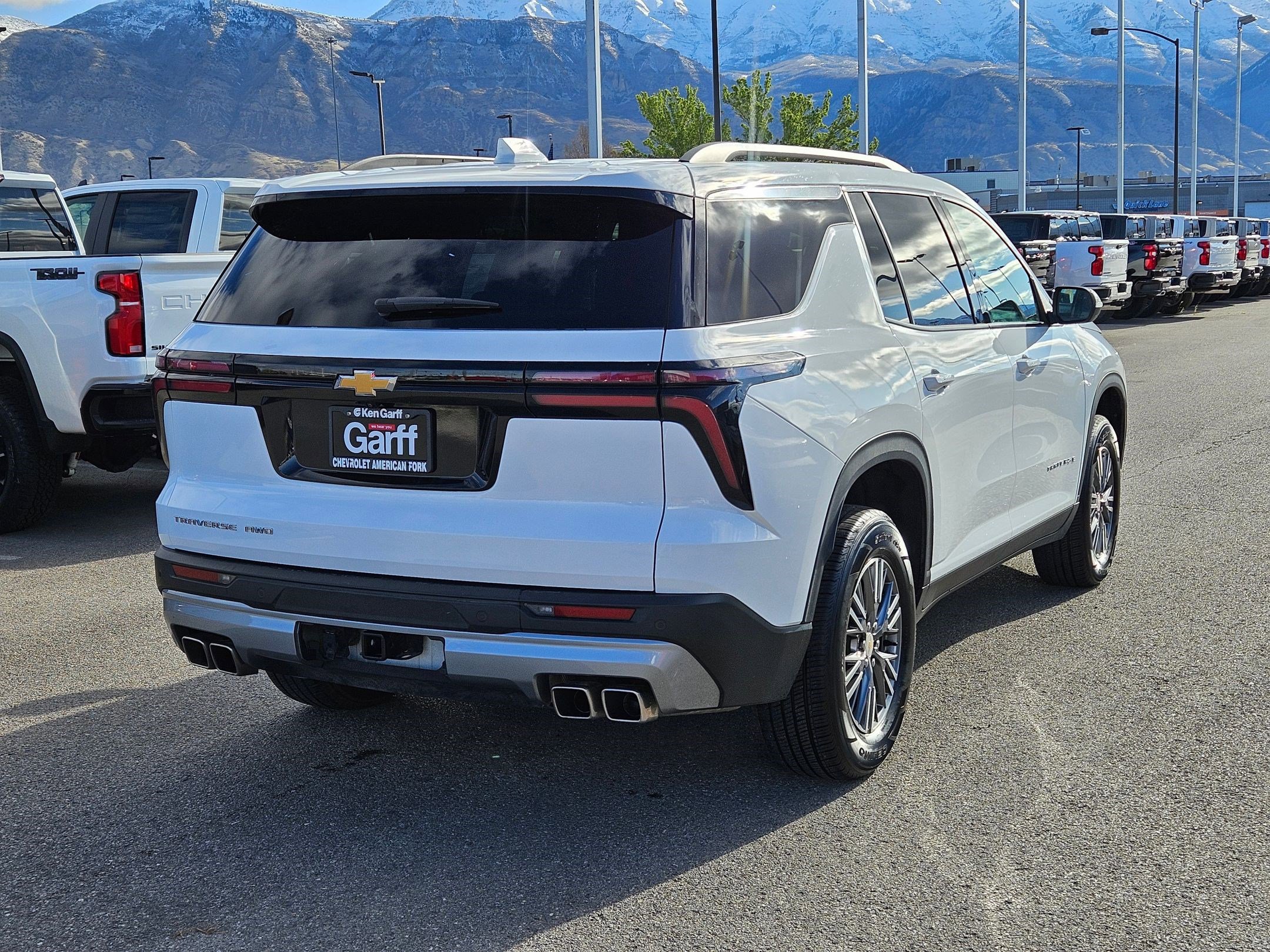 Used 2025 Chevrolet Traverse LT AWD/4WD image 3