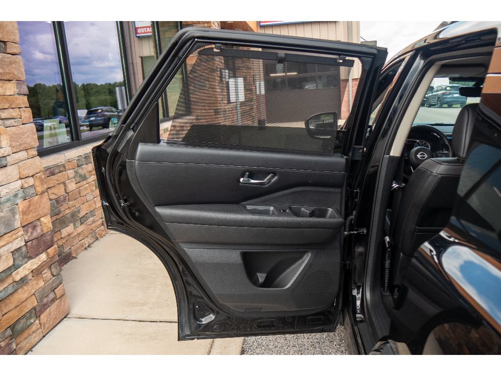 Used 2023 Nissan Pathfinder SL AWD/4WD image 18