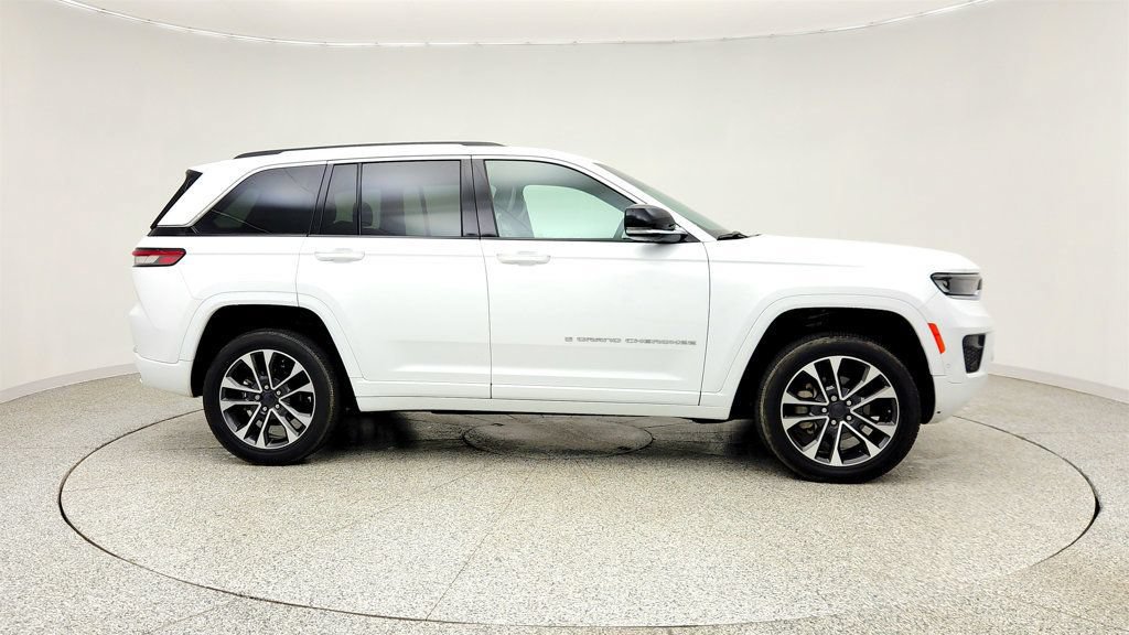 Used 2023 Jeep Grand Cherokee Overland AWD/4WD image 4