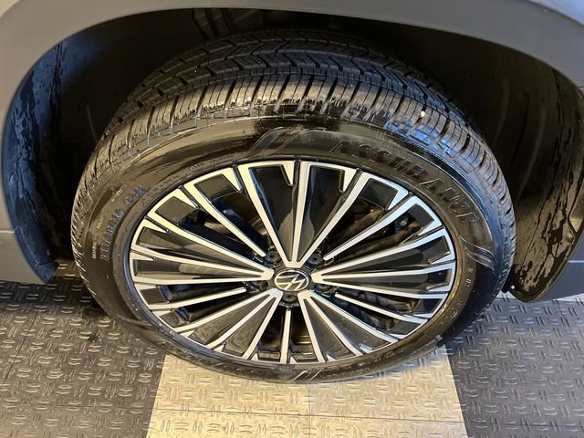Certified 2025 Volkswagen Taos SE image 9