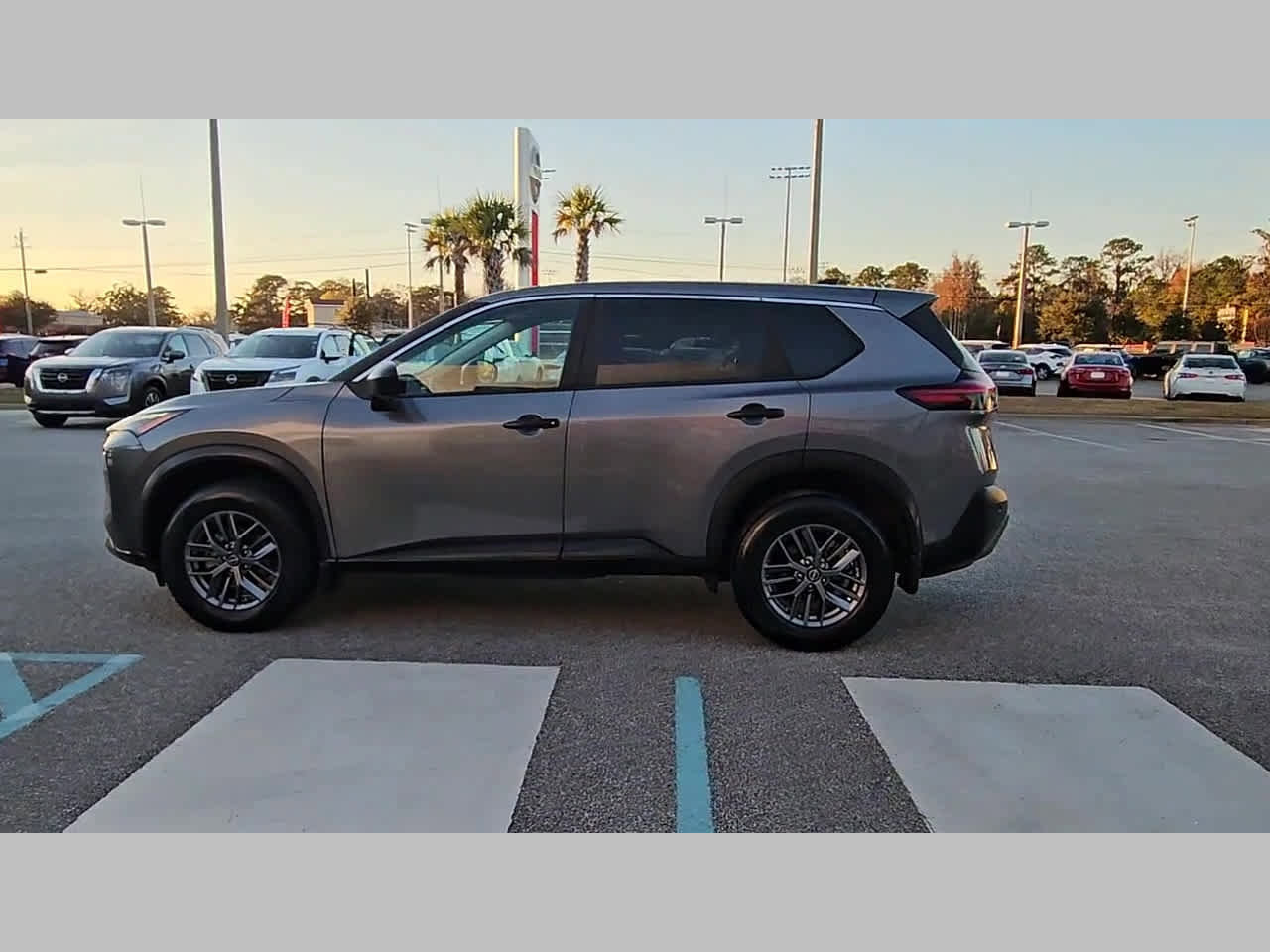 Used 2023 Nissan Rogue S image 27