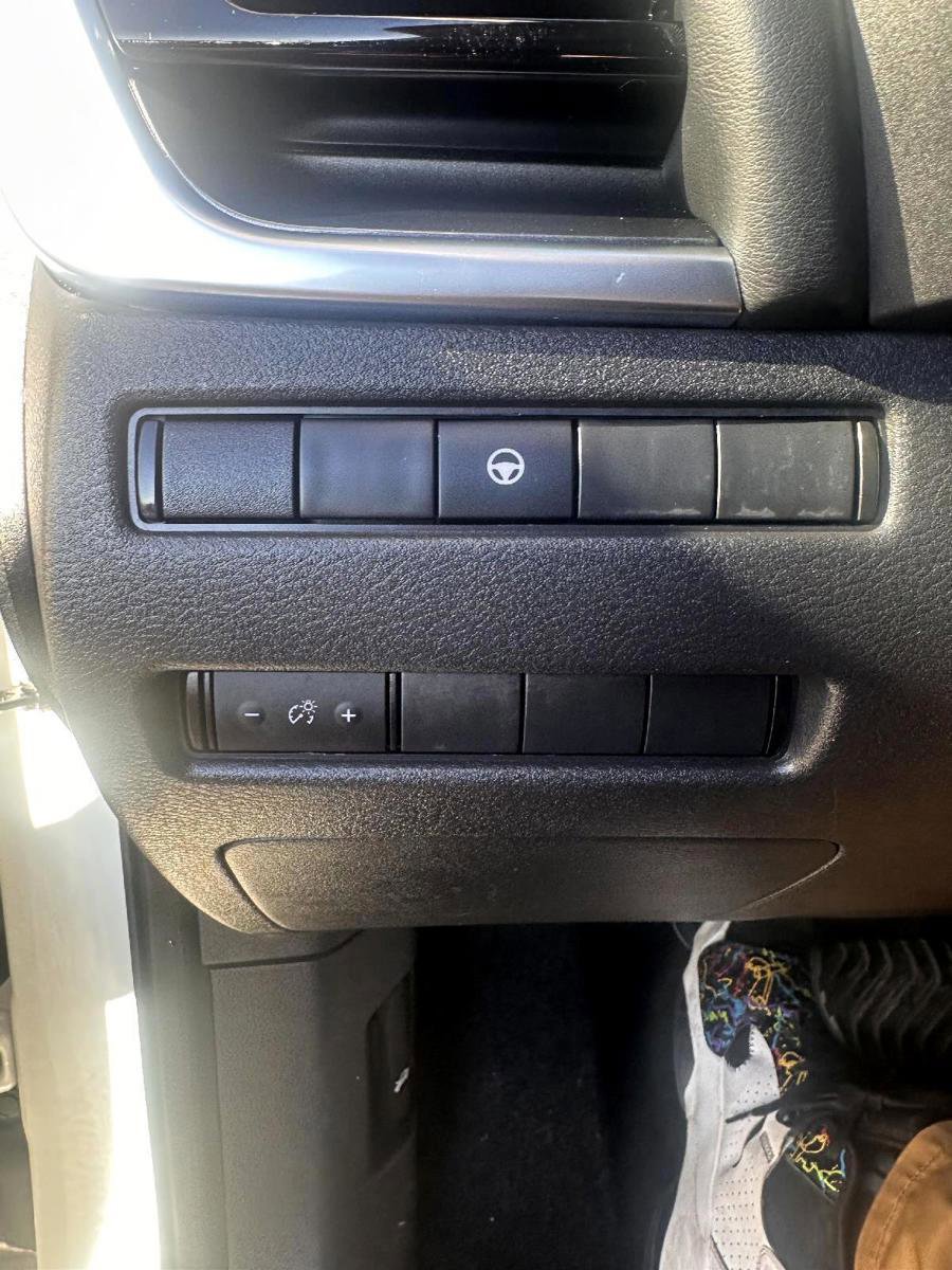 Used 2023 Nissan Rogue SV image 17