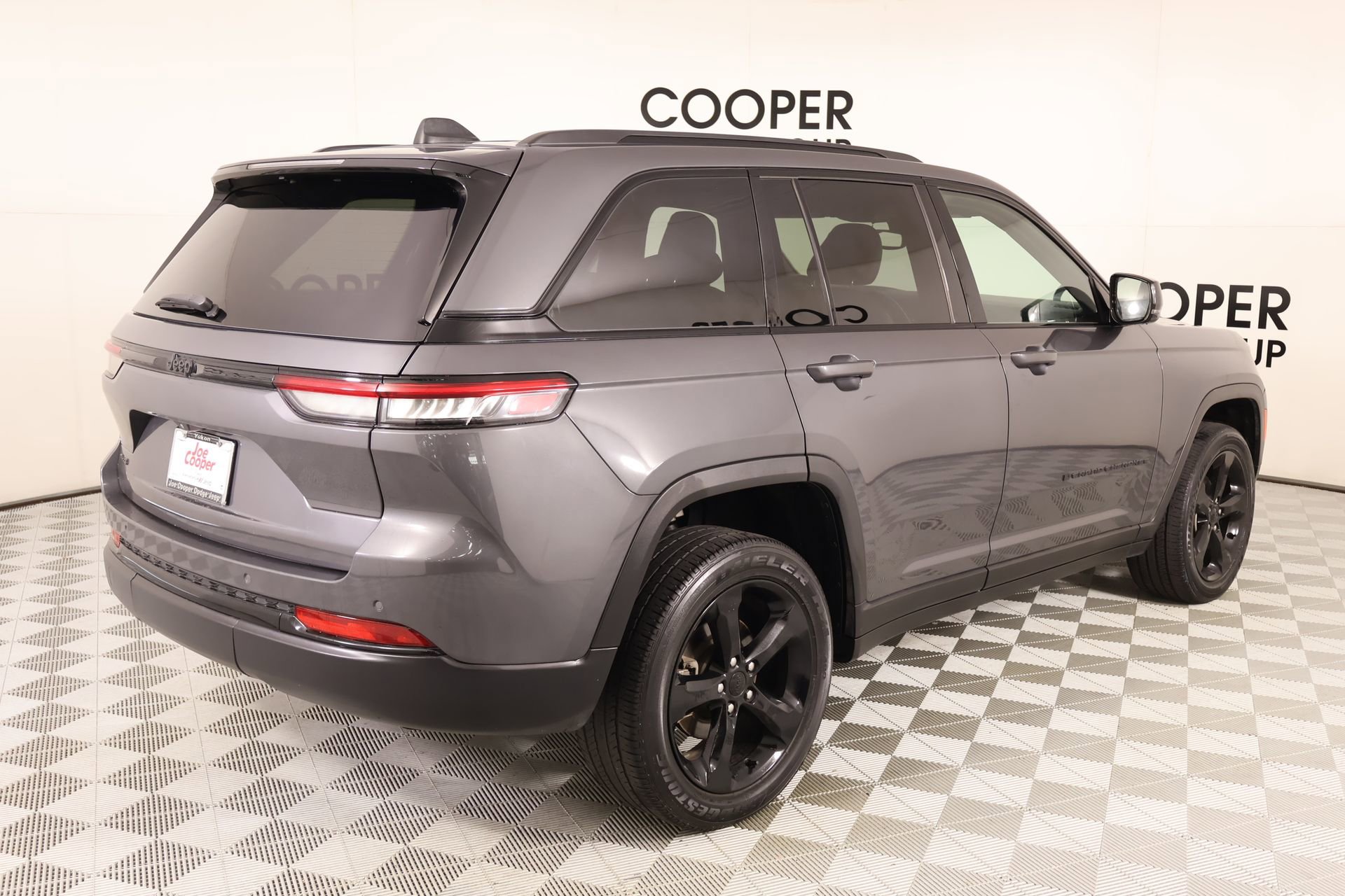 Used 2022 Jeep Grand Cherokee Altitude AWD/4WD image 21