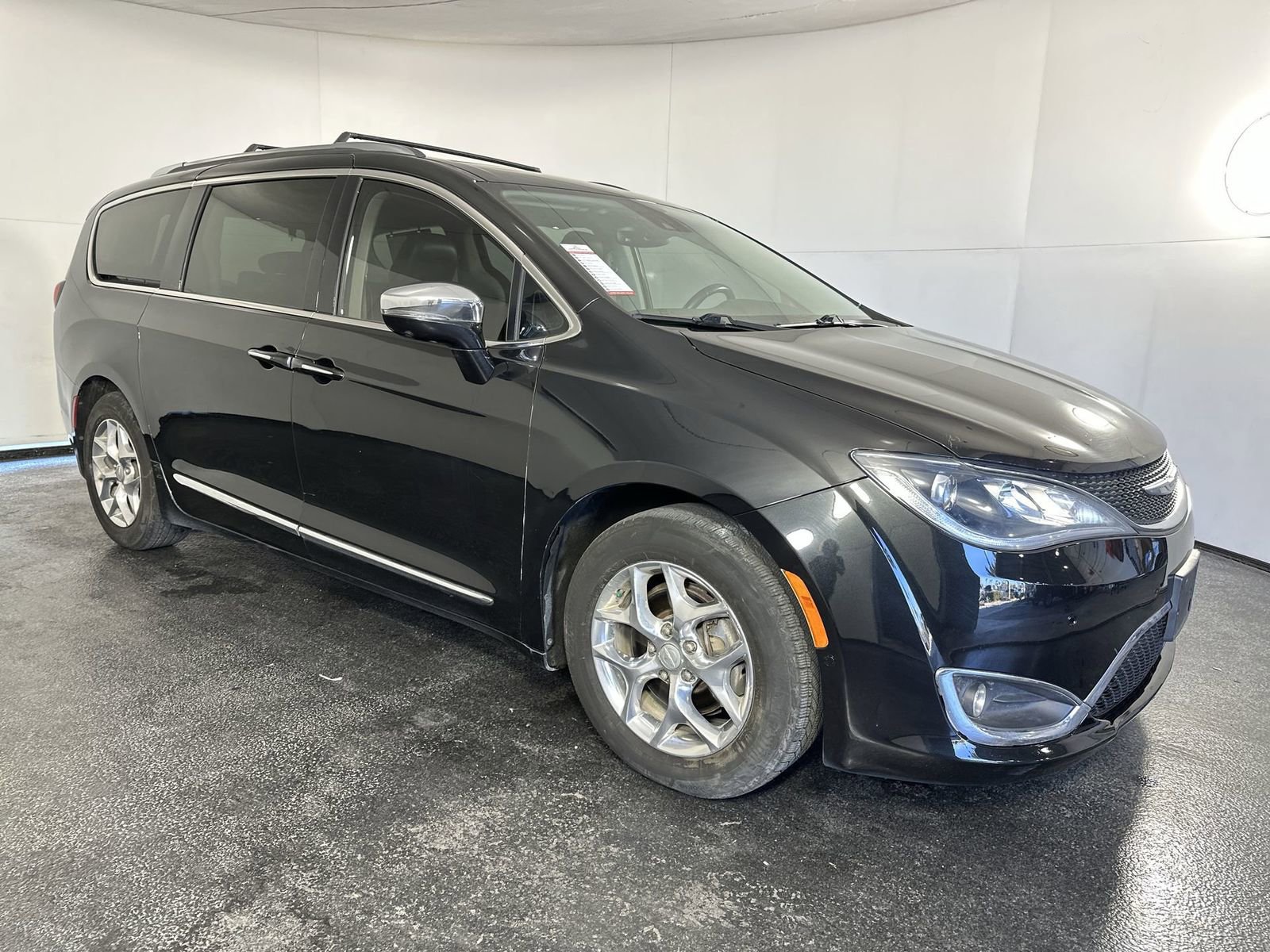 Used 2018 Chrysler Pacifica Limited image 4