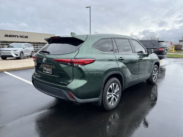Used 2023 Toyota Highlander XLE image 3