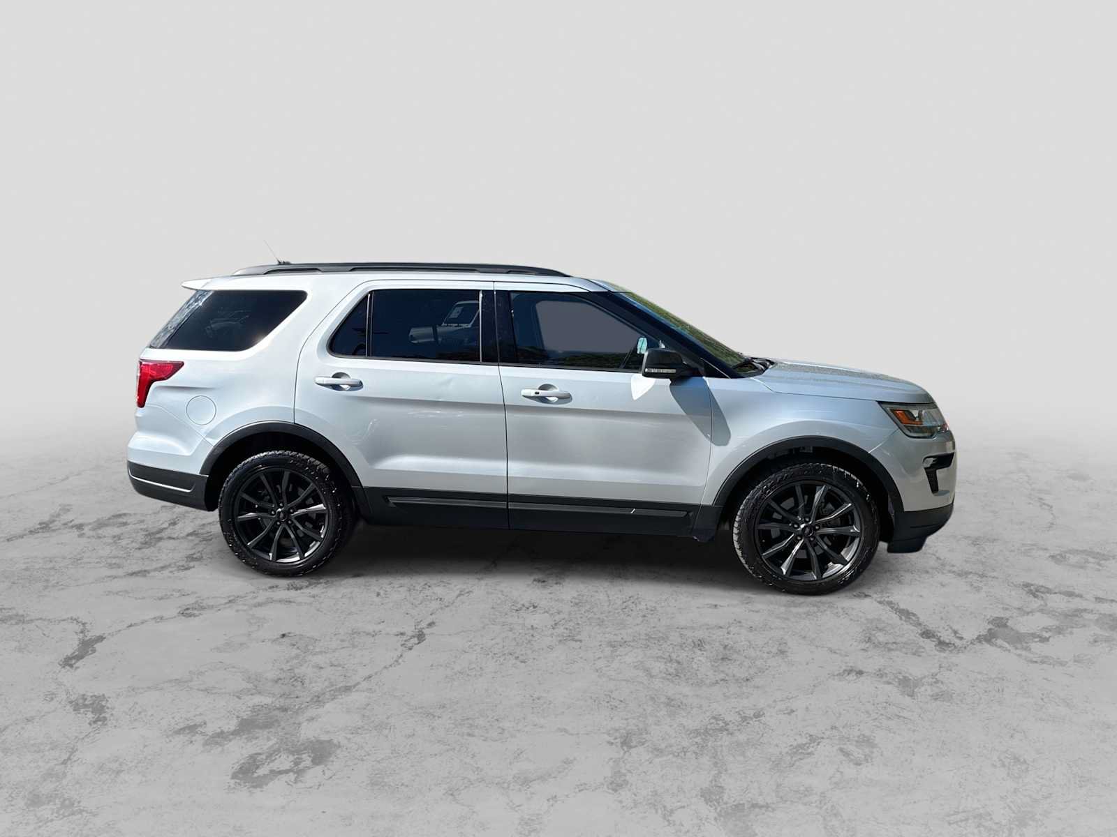 Used 2018 Ford Explorer XLT w/ Equipment Group 202A AWD/4WD image 9