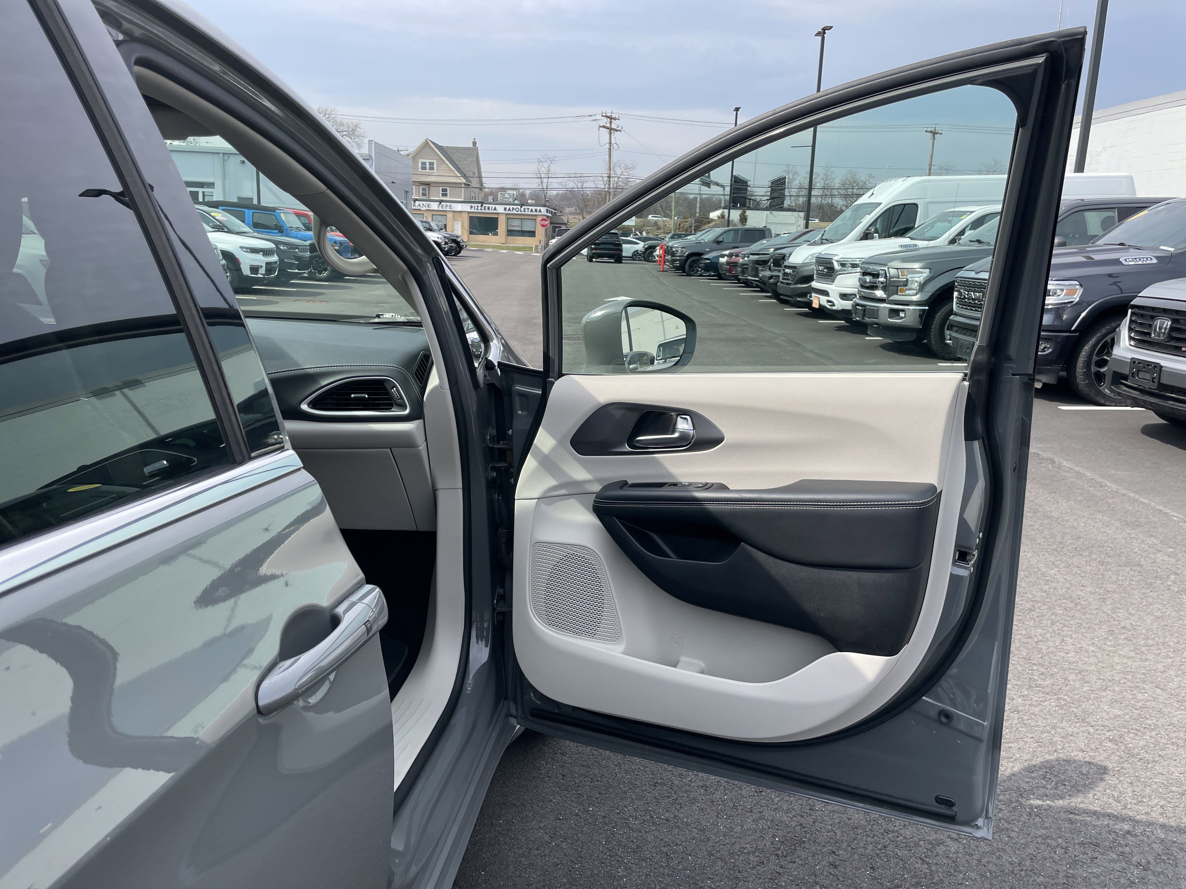 Used 2022 Chrysler Pacifica Touring-L image 9