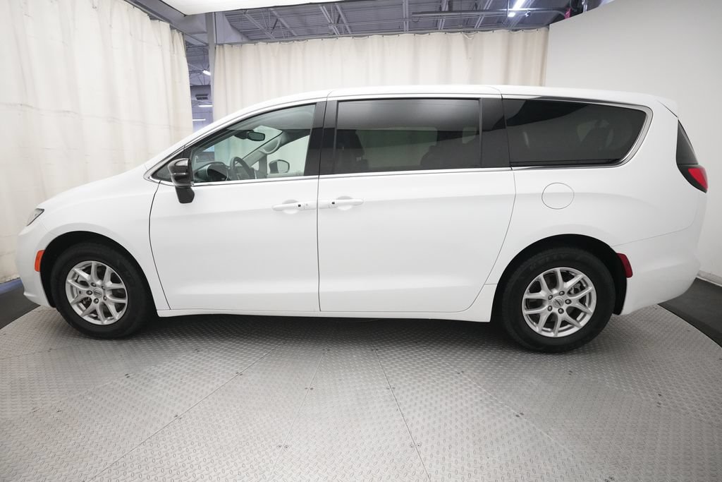 Used 2024 Chrysler Pacifica Touring-L FWD image 25