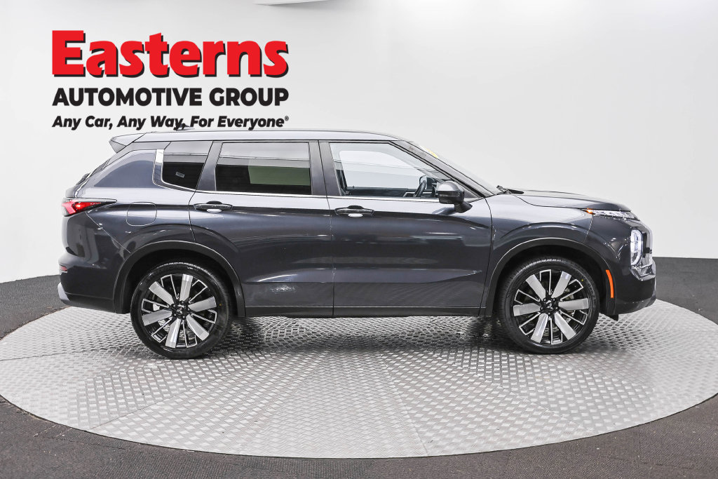 Used 2025 Mitsubishi Outlander SE FWD image 6