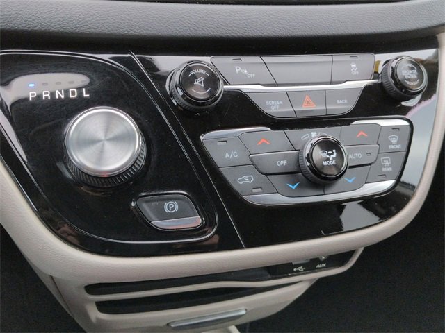 Used 2017 Chrysler Pacifica Touring-L w/ Tire & Wheel Group image 21