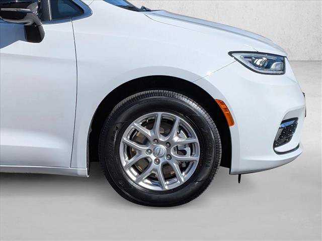 Used 2025 Chrysler Pacifica Select image 22