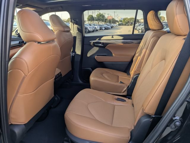 Certified 2025 Toyota Highlander Platinum AWD/4WD image 29