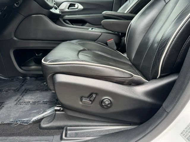 Used 2025 Chrysler Pacifica Limited FWD image 5