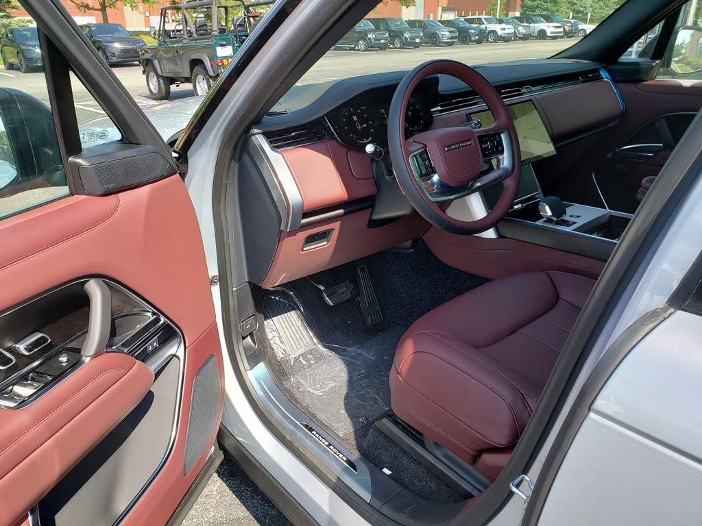 New 2025 Land Rover Range Rover SE image 9