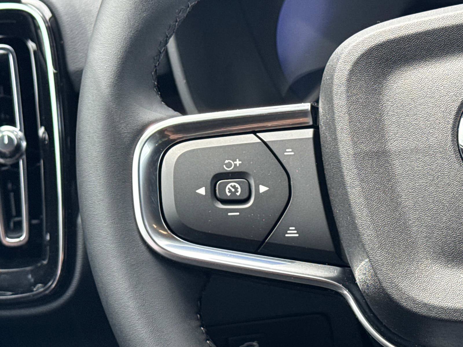 New 2025 Volvo EX40 Core w/ Climate Package image 8