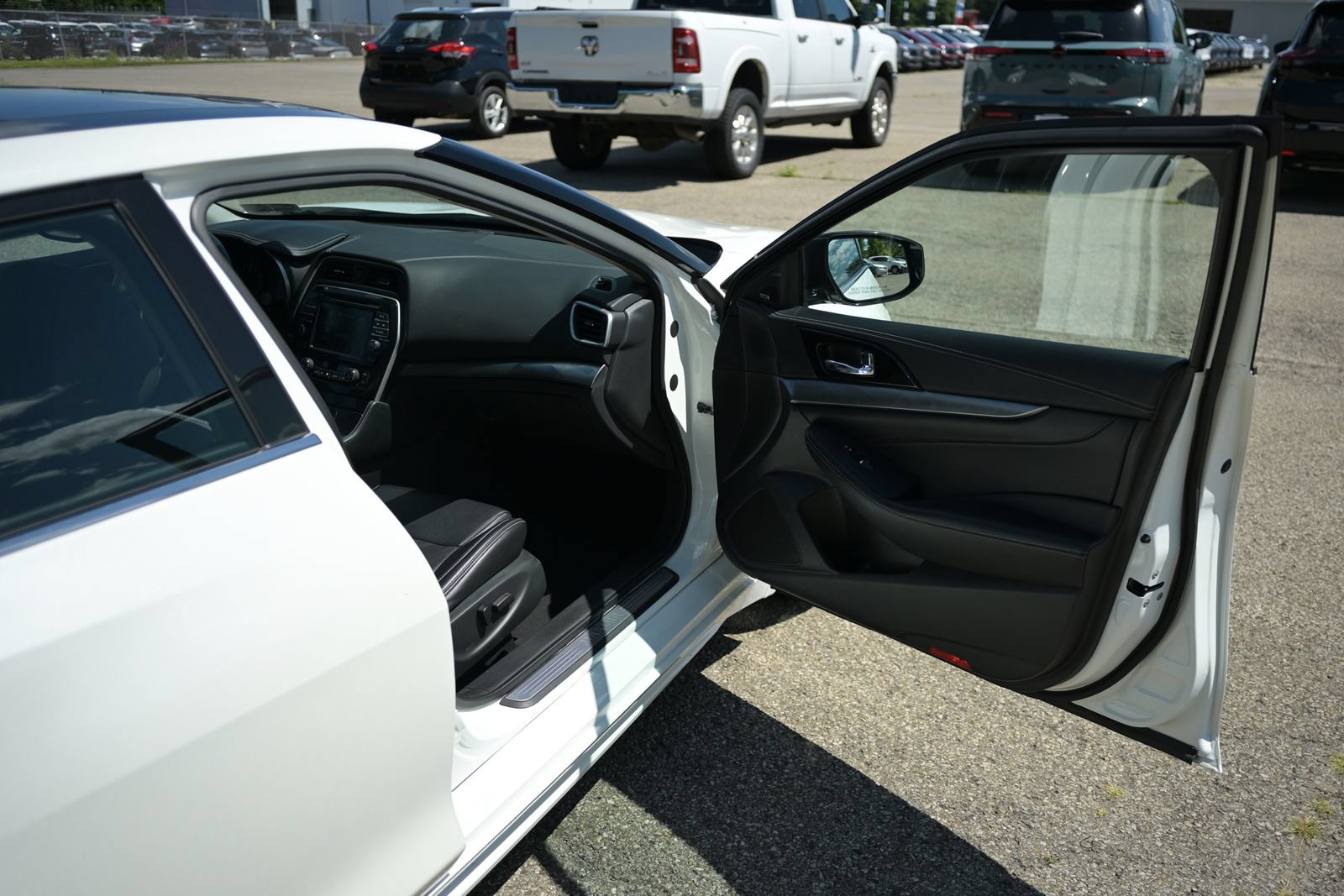 Used 2023 Nissan Maxima SL FWD image 41