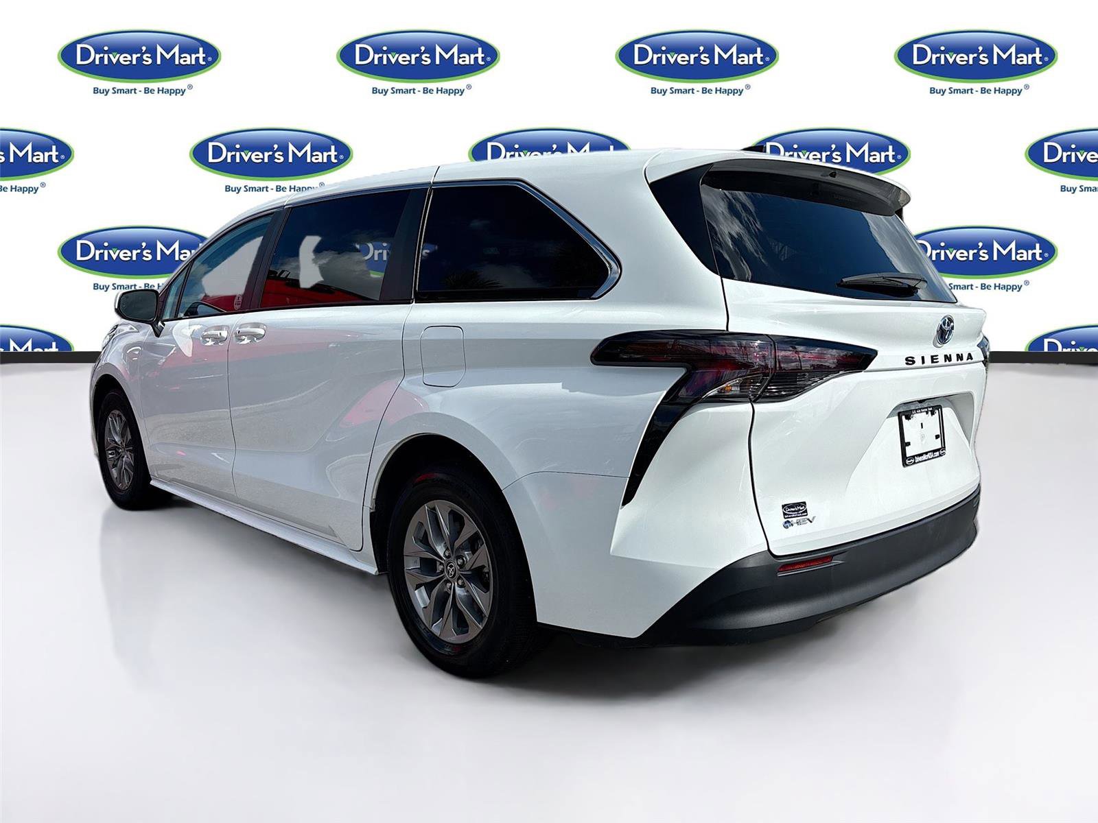 Used 2025 Toyota Sienna LE FWD image 5
