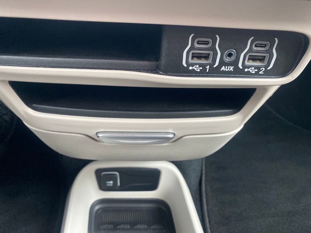 Used 2023 Chrysler Voyager LX image 15