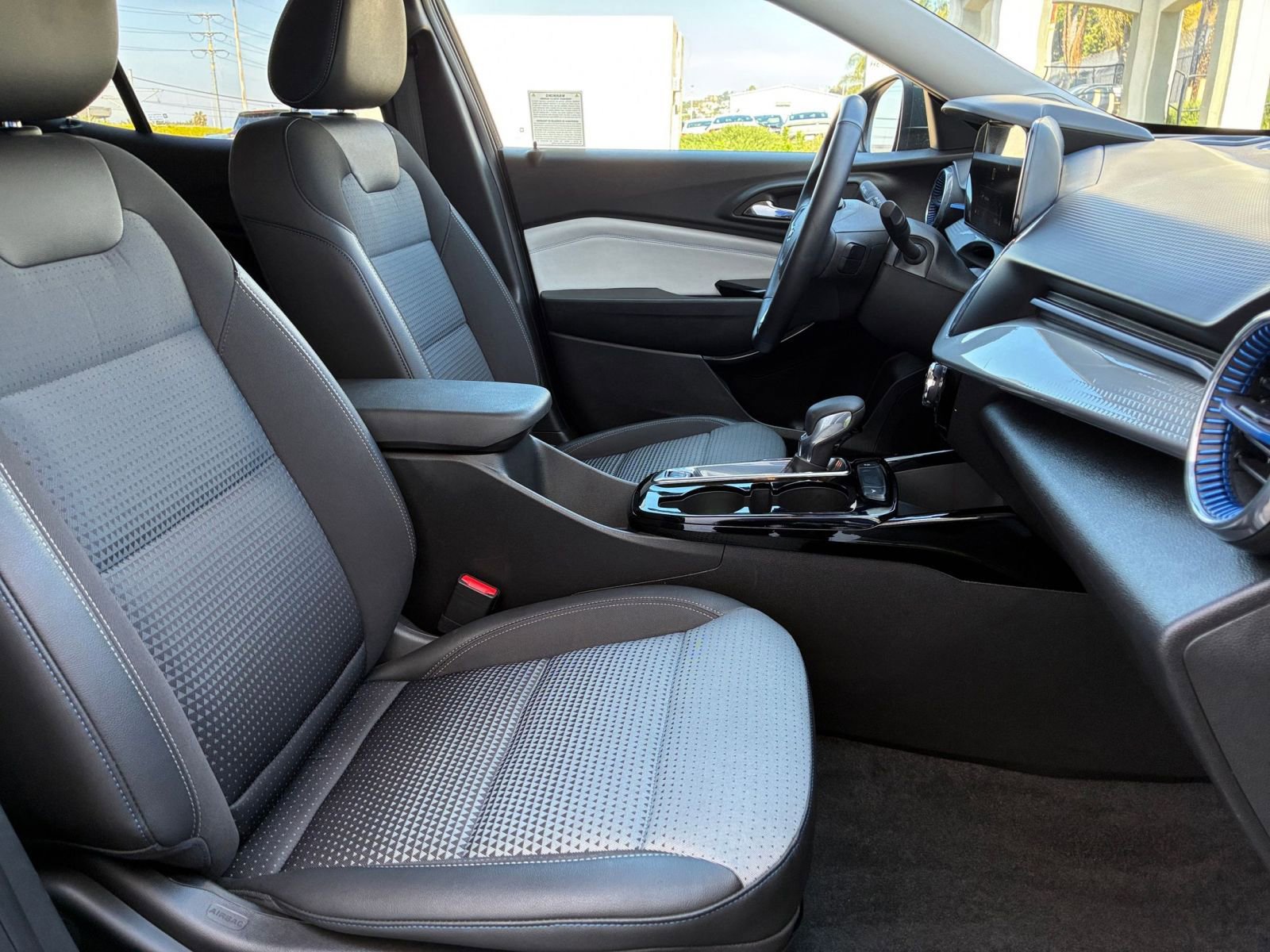 Used 2025 Chevrolet Trax LT w/ LT Convenience Package FWD image 35