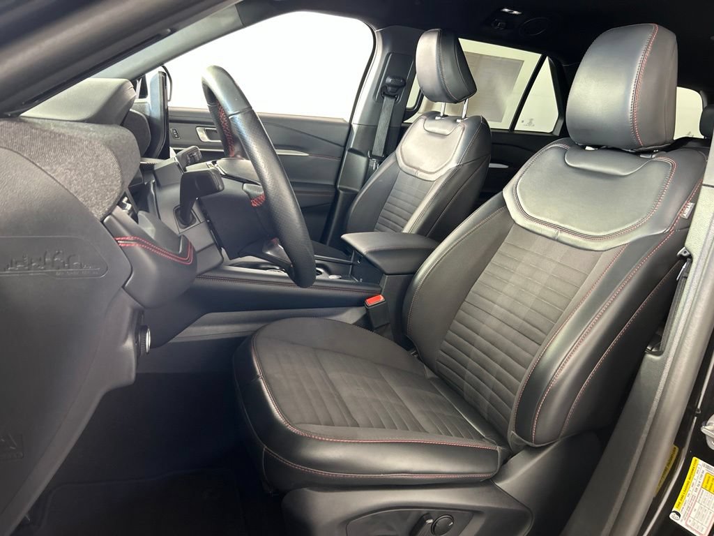 Used 2025 Ford Explorer ST-Line w/ ST-Line Street Pack AWD/4WD image 24