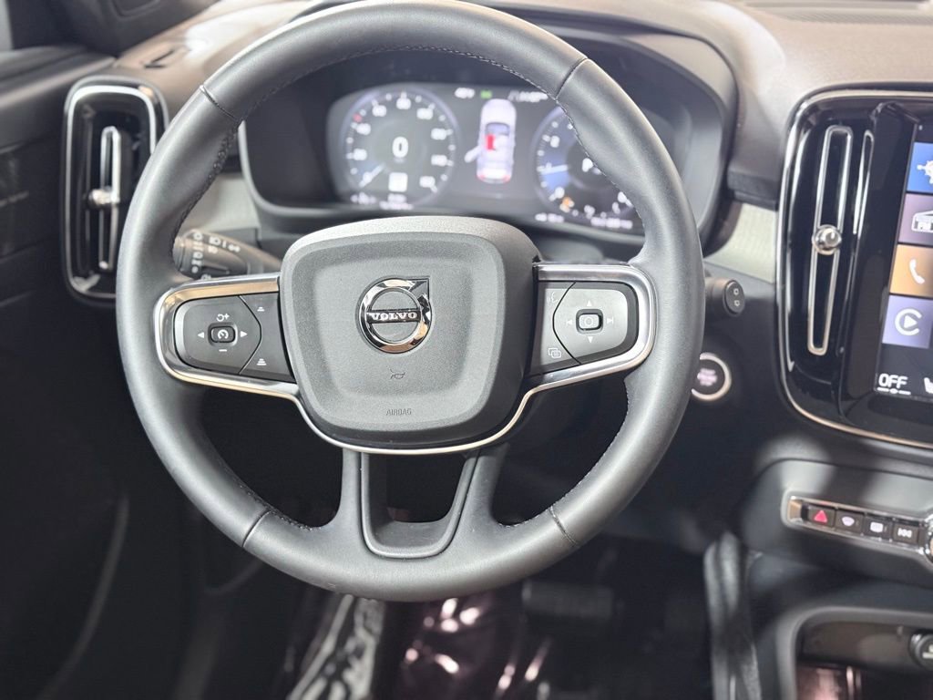 Used 2022 Volvo XC40 T5 Inscription w/ Climate Package image 12