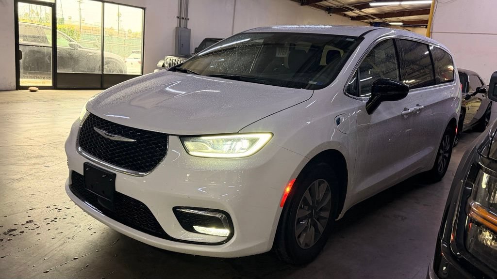 Used 2025 Chrysler Pacifica Select FWD image 2