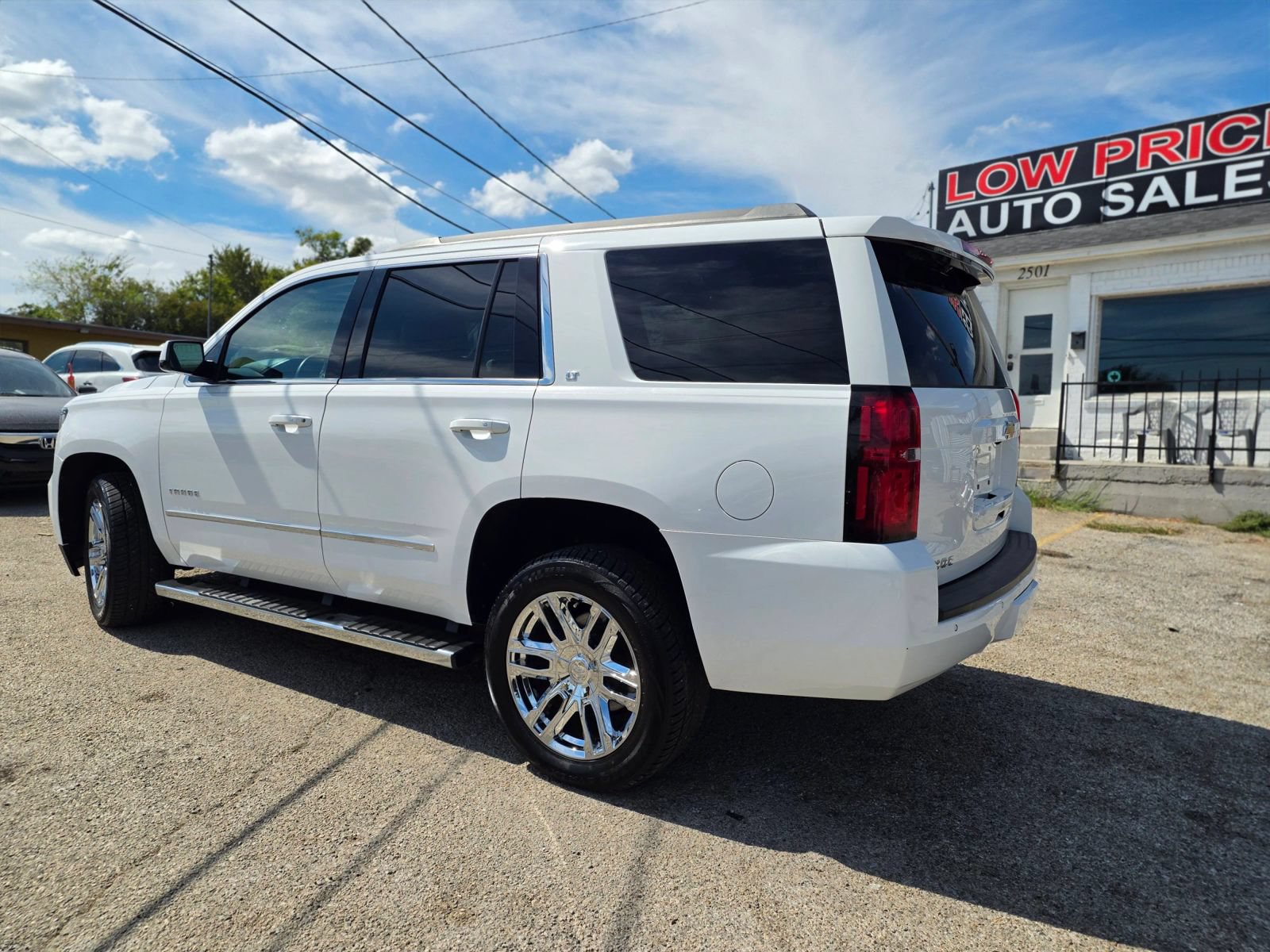 Used 2019 Chevrolet Tahoe LT w/ LT Signature Package RWD image 3