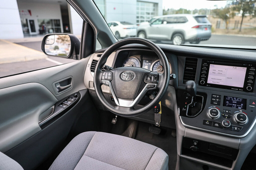 Used 2020 Toyota Sienna LE FWD image 5