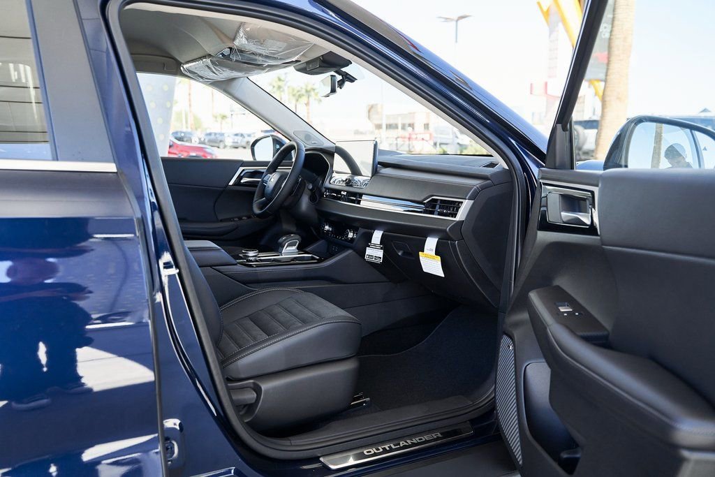Used 2025 Mitsubishi Outlander SE FWD image 12