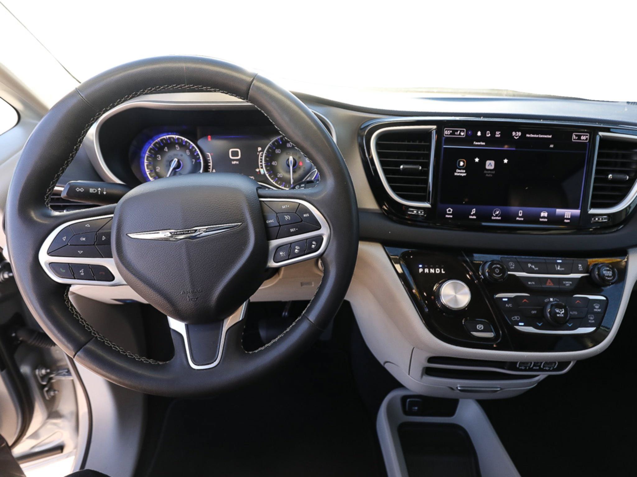 Used 2023 Chrysler Pacifica Touring-L FWD image 13