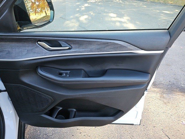 Used 2024 Jeep Grand Cherokee Limited image 15