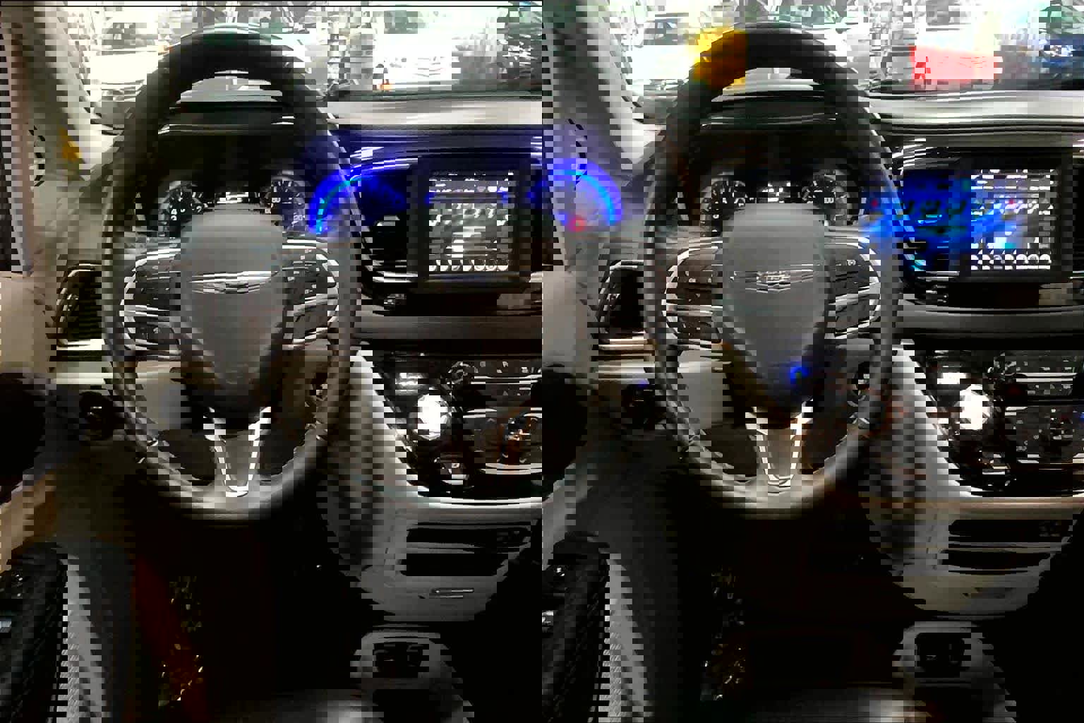 Used 2018 Chrysler Pacifica Touring-L image 5