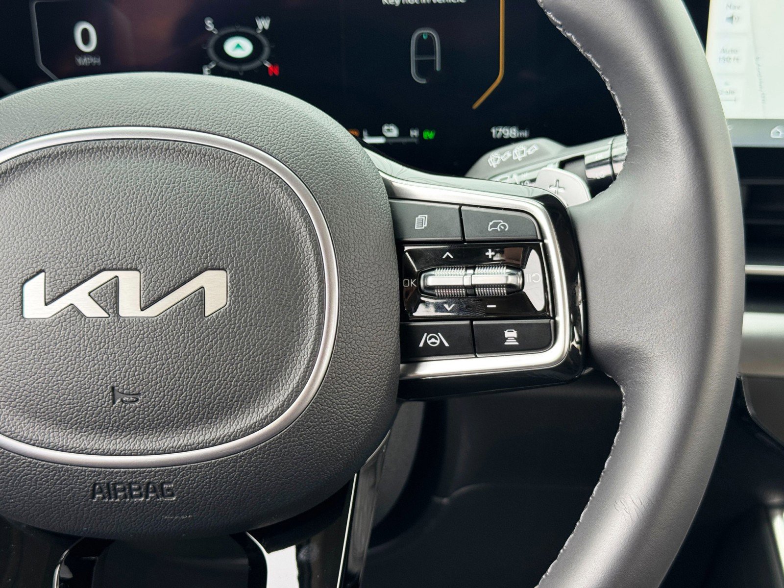 Used 2025 Kia Carnival SX w/ SX Dark Edition Package image 22